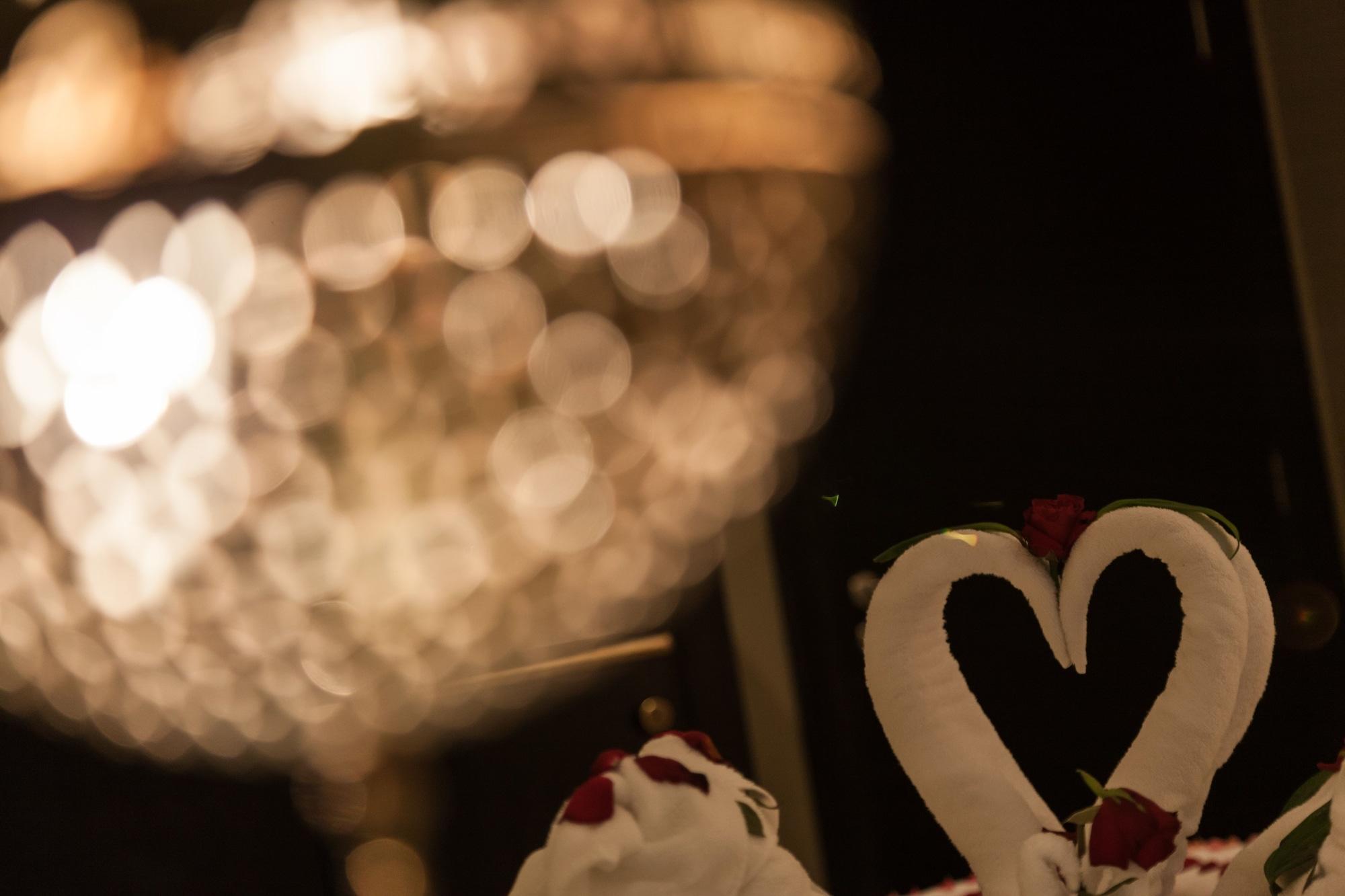 Готель Sofitel Shahd Al Madinah Medina Екстер'єр фото The photo features a decorative arrangement that includes a heart-shaped element made from two intertwined figures, symbolizing love. The heart is adorned with small red roses, adding a romantic touch. In the background, there's a beautifully blurred